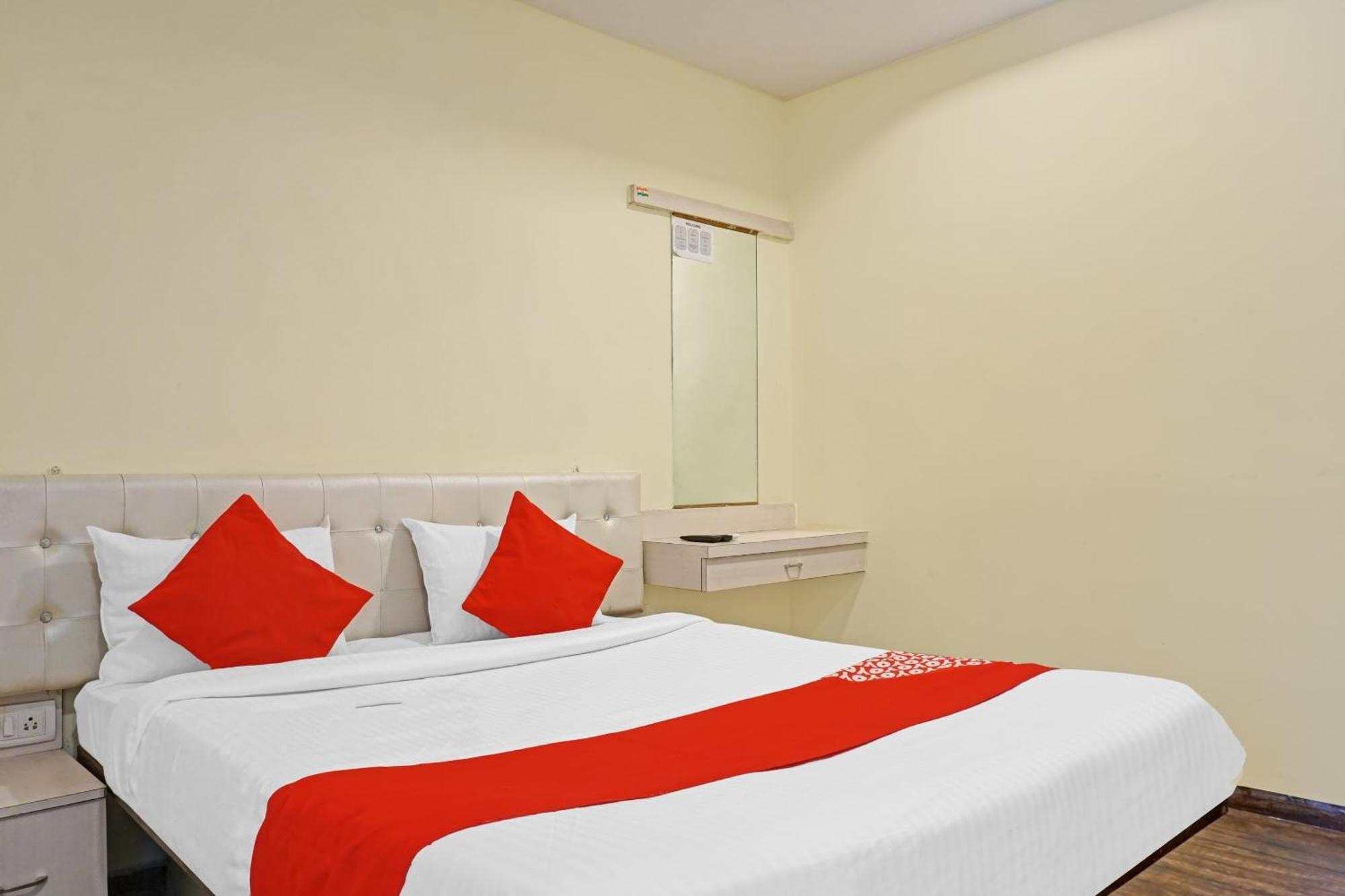 Hotel O 24K Inn Mundhva Екстериор снимка
