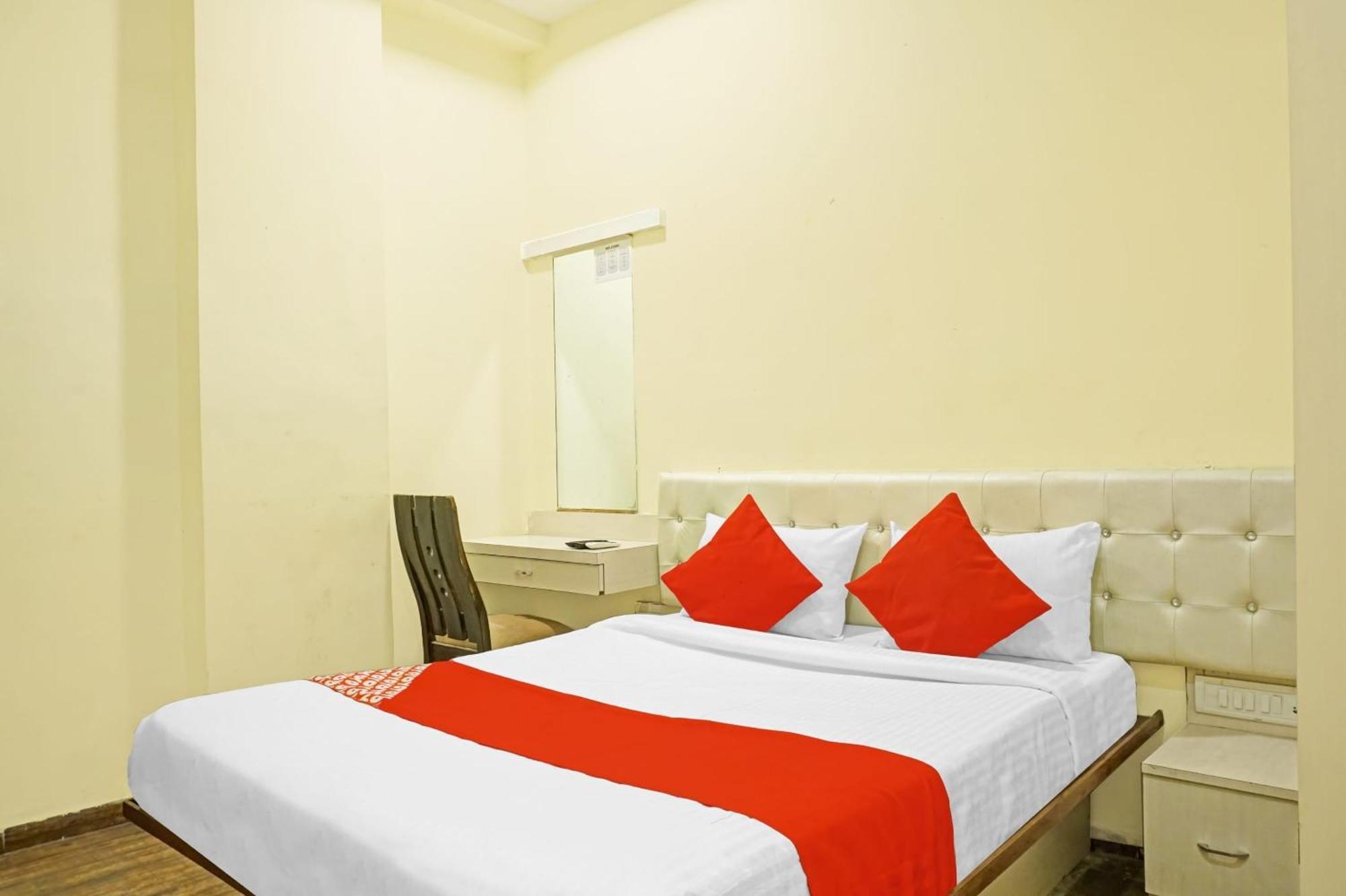 Hotel O 24K Inn Mundhva Екстериор снимка