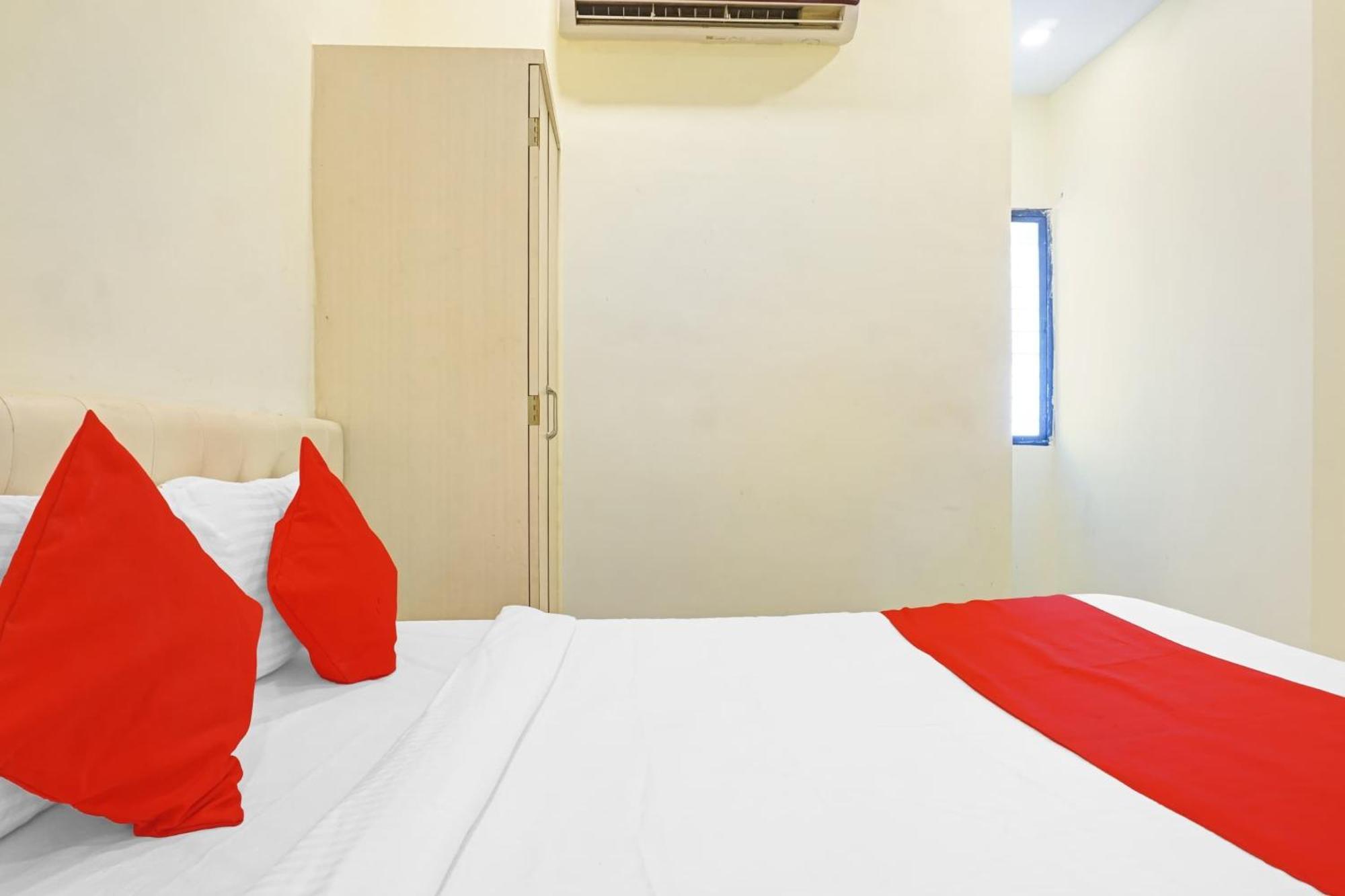Hotel O 24K Inn Mundhva Екстериор снимка