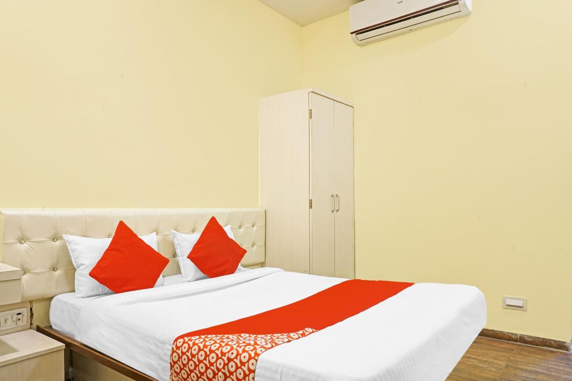 Hotel O 24K Inn Mundhva Екстериор снимка