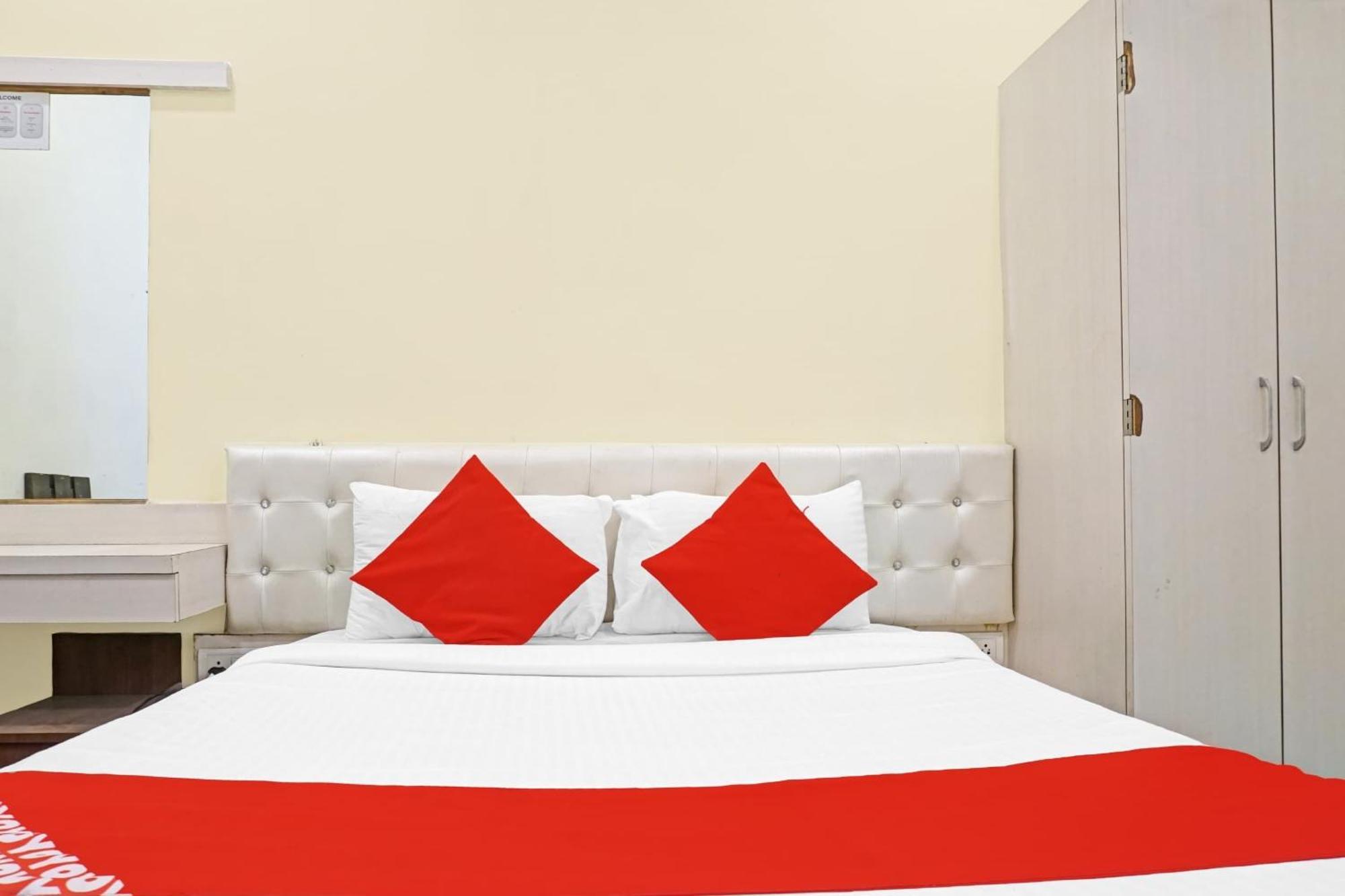 Hotel O 24K Inn Mundhva Екстериор снимка