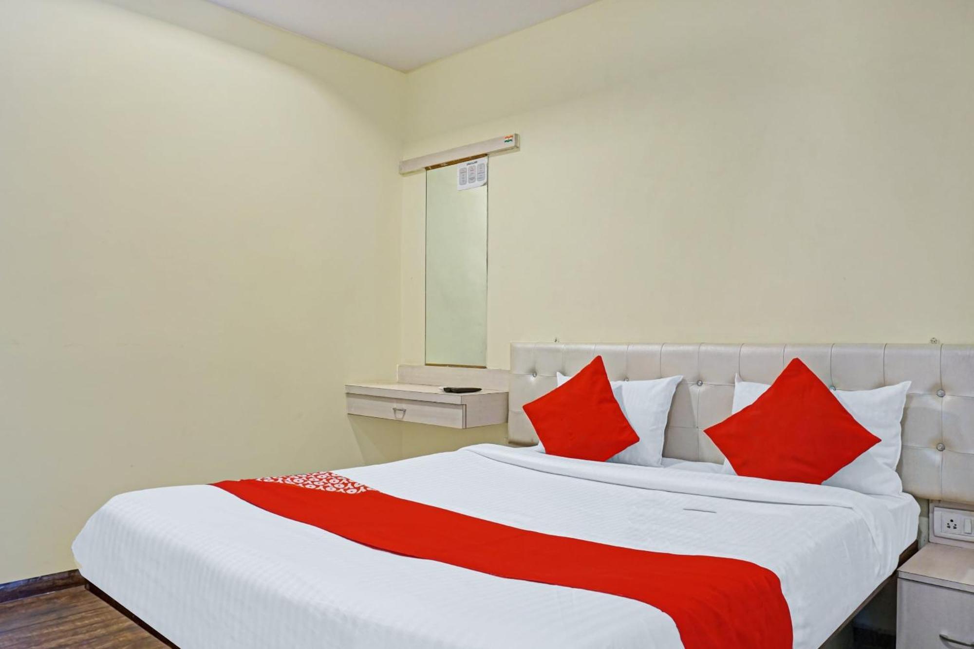 Hotel O 24K Inn Mundhva Екстериор снимка
