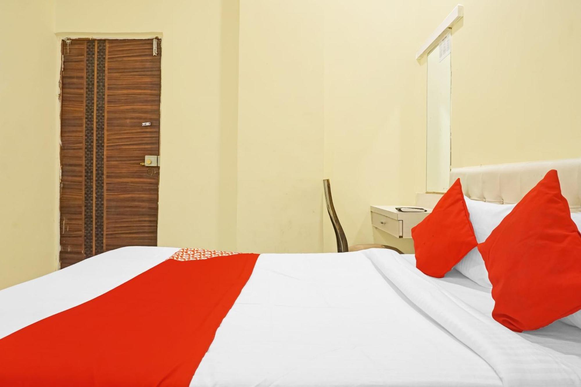 Hotel O 24K Inn Mundhva Екстериор снимка