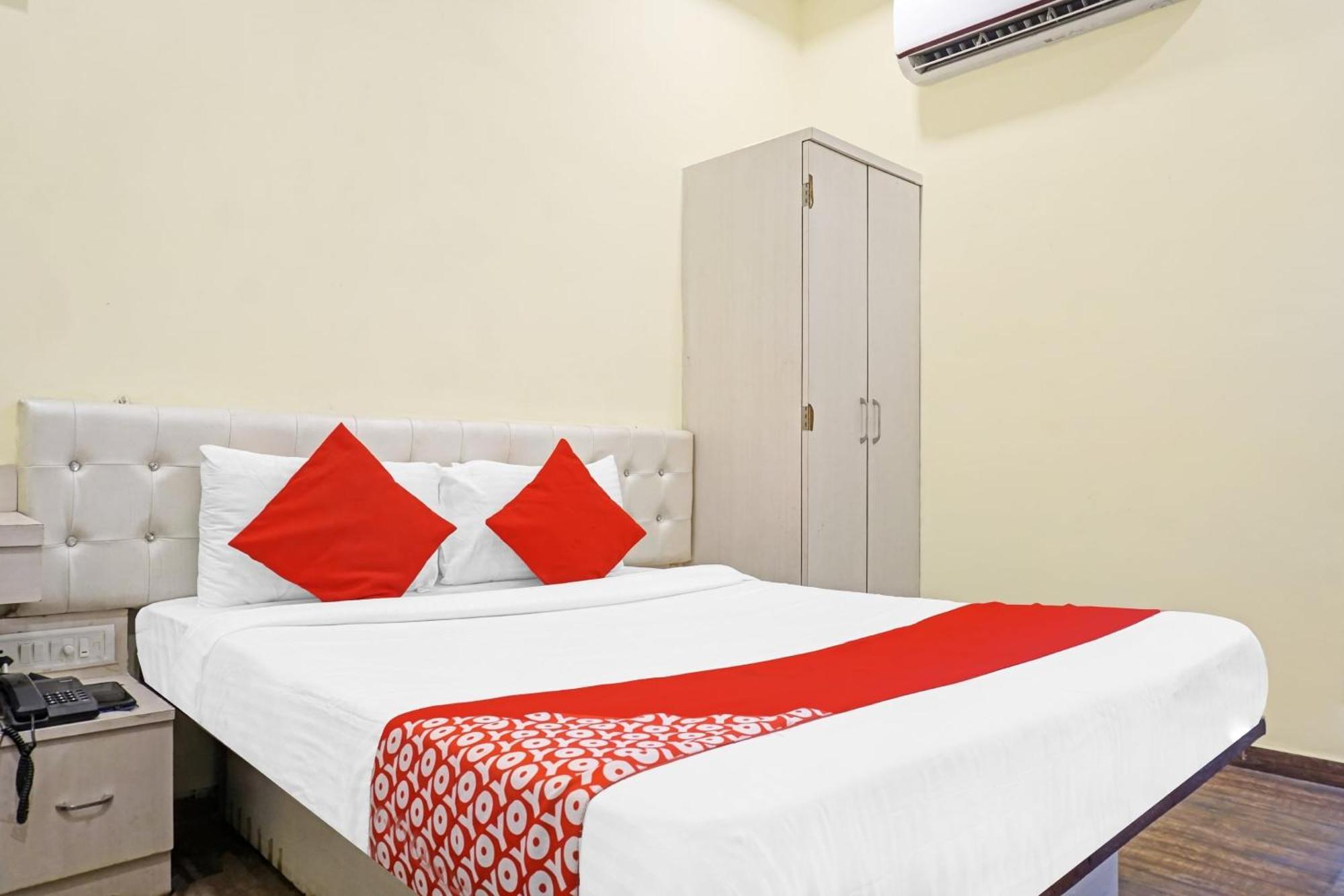 Hotel O 24K Inn Mundhva Екстериор снимка