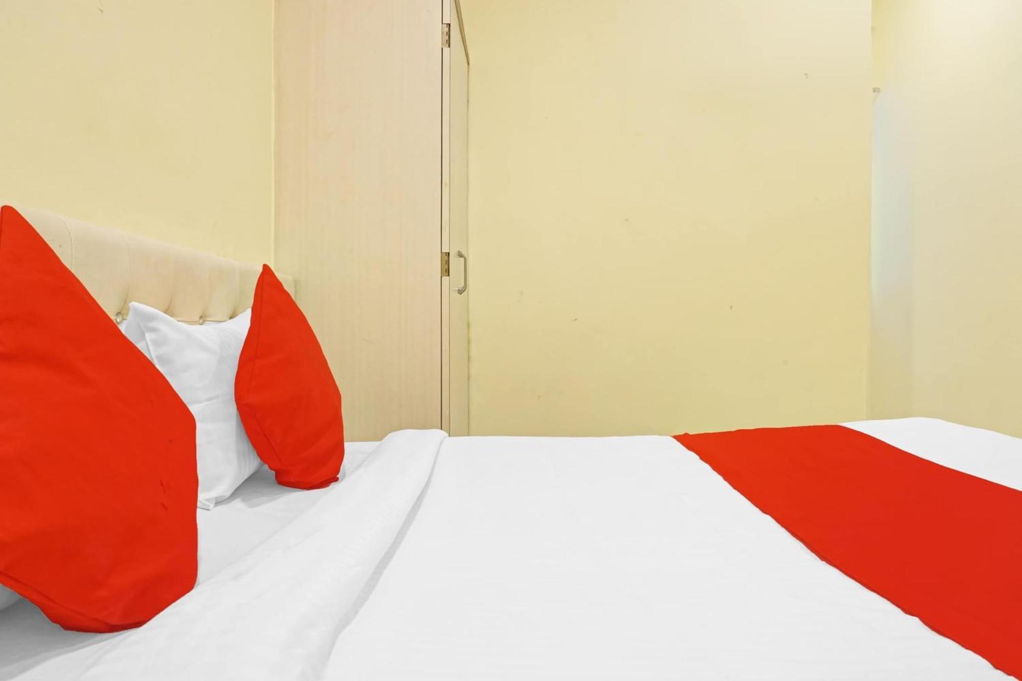 Hotel O 24K Inn Mundhva Екстериор снимка
