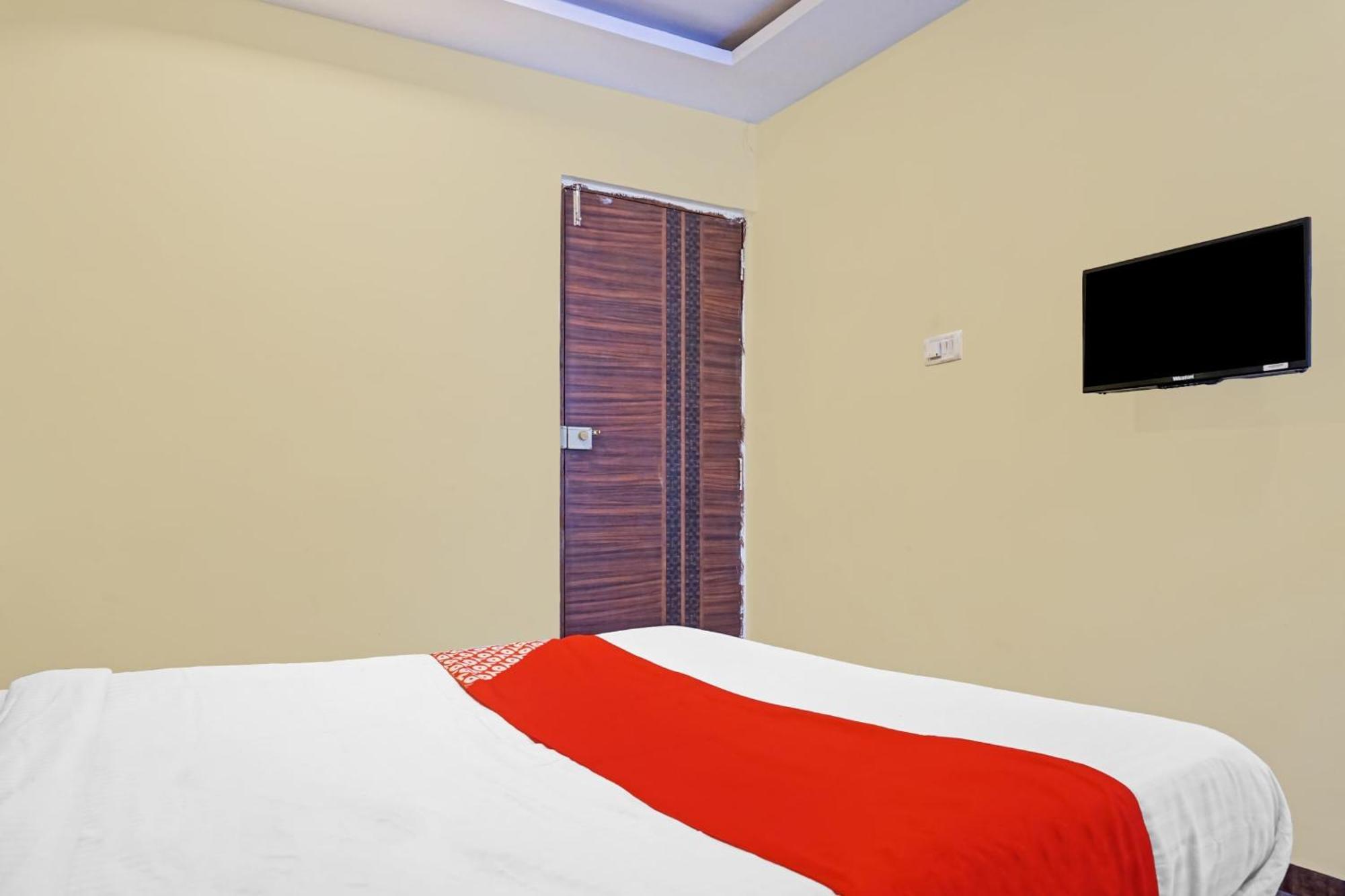 Hotel O 24K Inn Mundhva Екстериор снимка