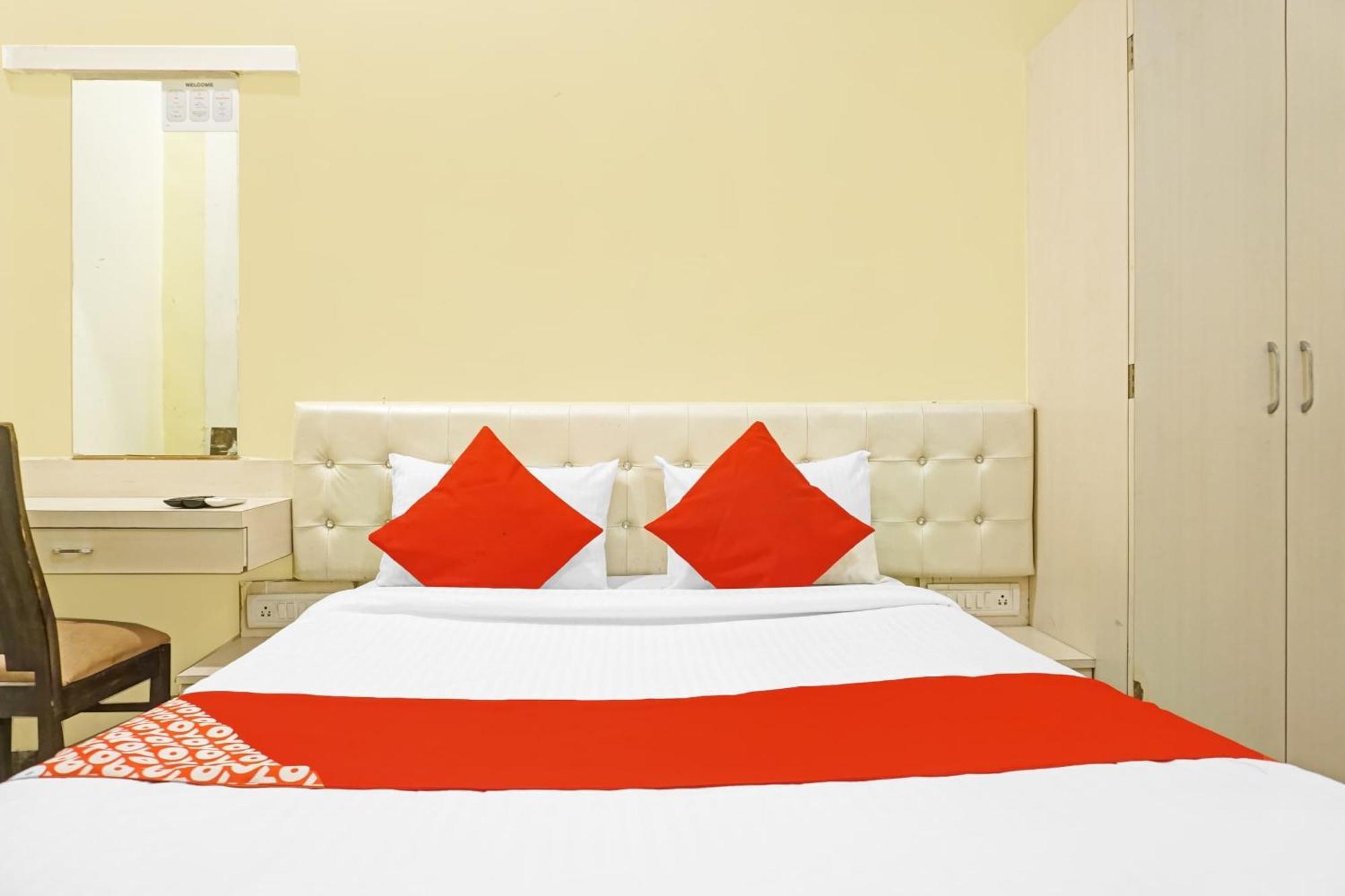 Hotel O 24K Inn Mundhva Екстериор снимка