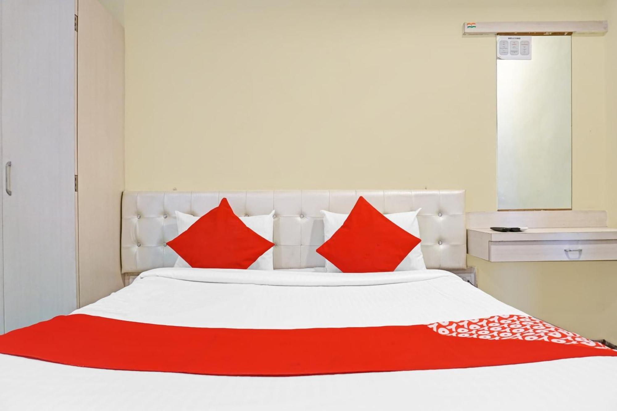 Hotel O 24K Inn Mundhva Екстериор снимка